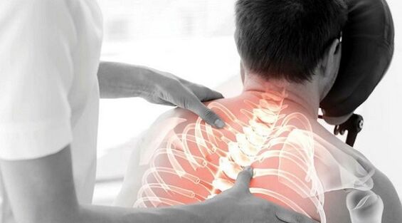 sol kürek kemiğinin altında sırt ağrısı için doktor tarafından muayene