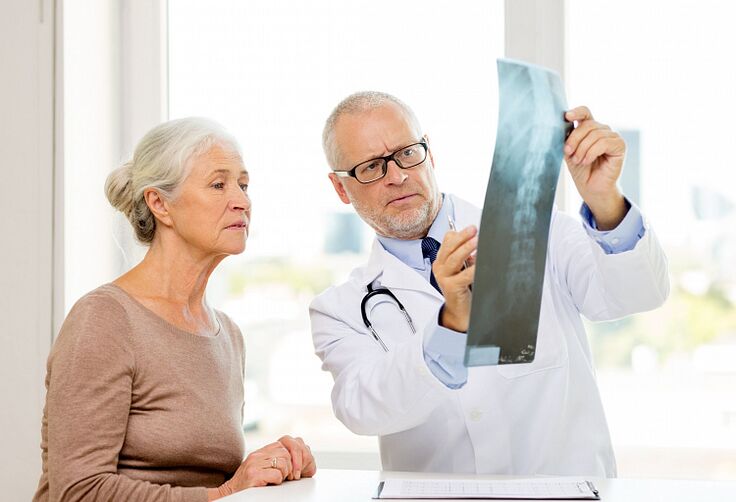 Doktor radyografi kullanarak bir hastada servikal osteokondrozu belirler.